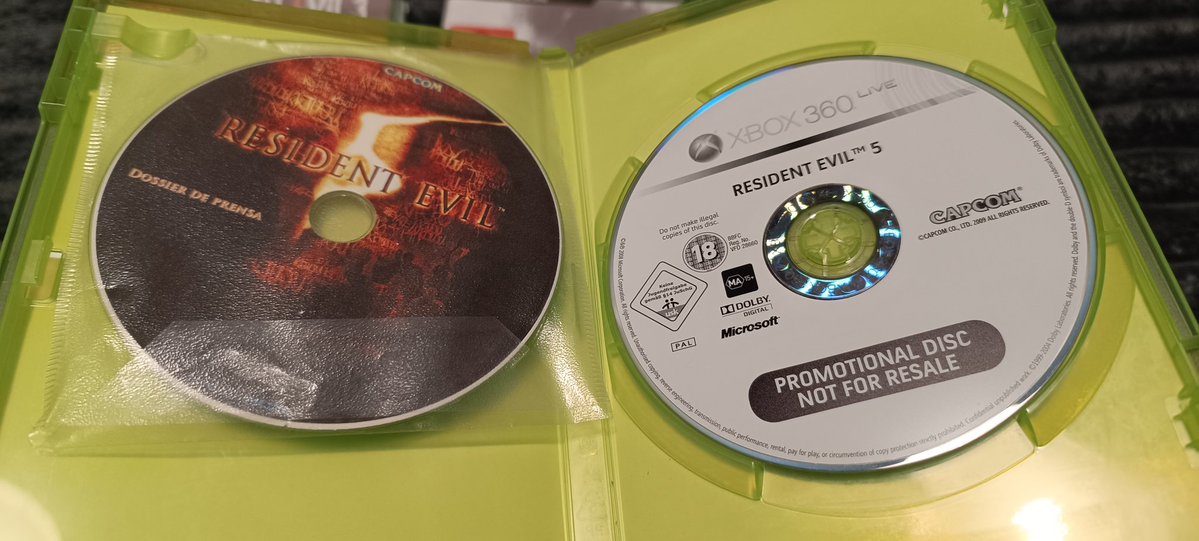Un pequeño antojo: Resident Evil 5 de Xbox360 versión promo con dossier de prensa.

No es precisamente de mis residents favoritos, y más teniendo en cuenta lo que pasa con Wesker, pero me apetecía.

Poco a poco voy haciendo una cole chula de promos casi sin pretenderlo.