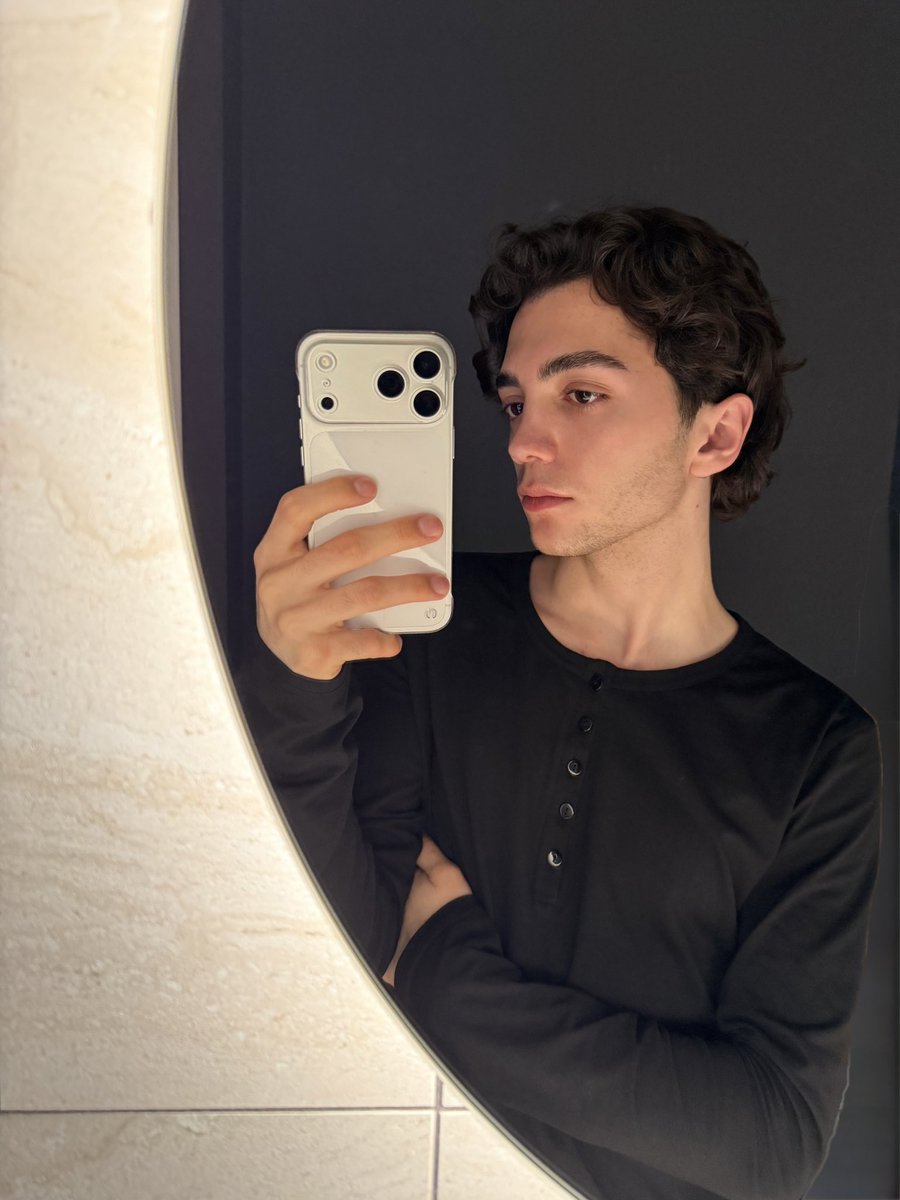 главный персонаж tweet media