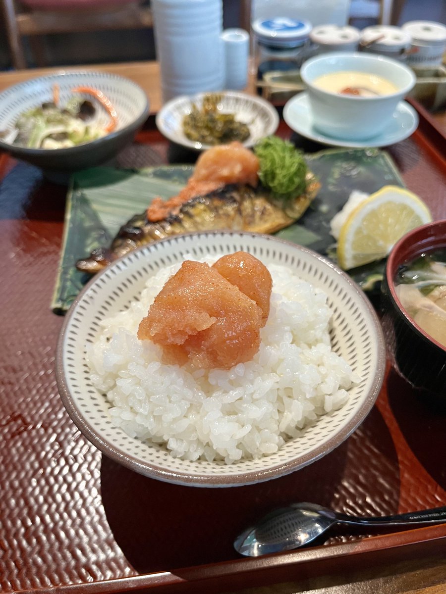 seinanana's tweet photo. 「焼とりの八兵衛」さんで週末限定ランチ🍴
前とランチメニューが変わったみたい！
さばめんたい定食380Bが、とっても良かった🫶🏻
ごろんごろんの明太子が鯖の上にのってて、超贅沢ランチ🥳
味噌汁も具沢山でお腹パンパンで幸せでした🤍 https://t.co/V25lX3QE2g
