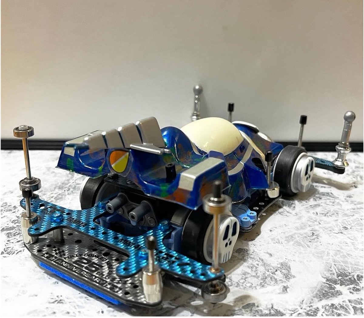 #超ニコ四駆コンデレ2026
#超ニコ四駆コンデレ前夜祭2026

作品名:タミヤ倉庫に現れたナニカ

鮪田カツオさんの鮪田杯V3(リモートレース)に参戦したマシン.２台までとの事で,もう１台出品させて頂きました.前夜祭告知の完全無法地帯の言葉から治安の悪いマシンを…

#よんくまん