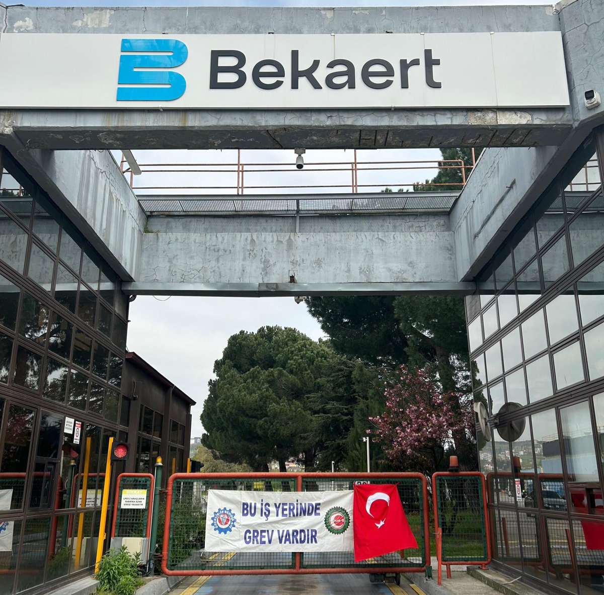 birlesik_isci's tweet image. TİS görüşmeleri tıkandı, Bekaert’ta grev başladı.

İşgal, Grev, Direniş! 

#Bekaert
#Grev