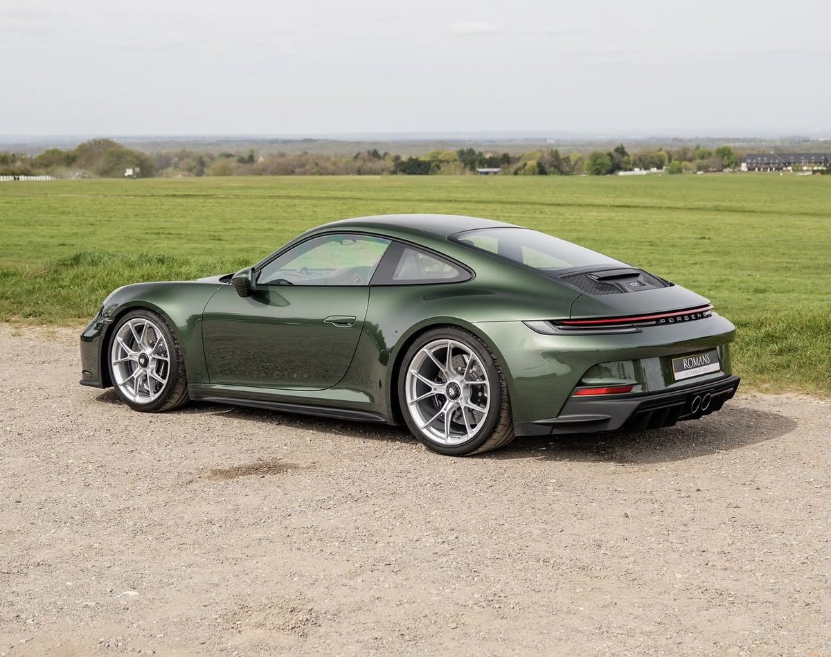 PorscheCIub's tweet image. Paint-to-Sample Oak Green 992 GT3 Touring
