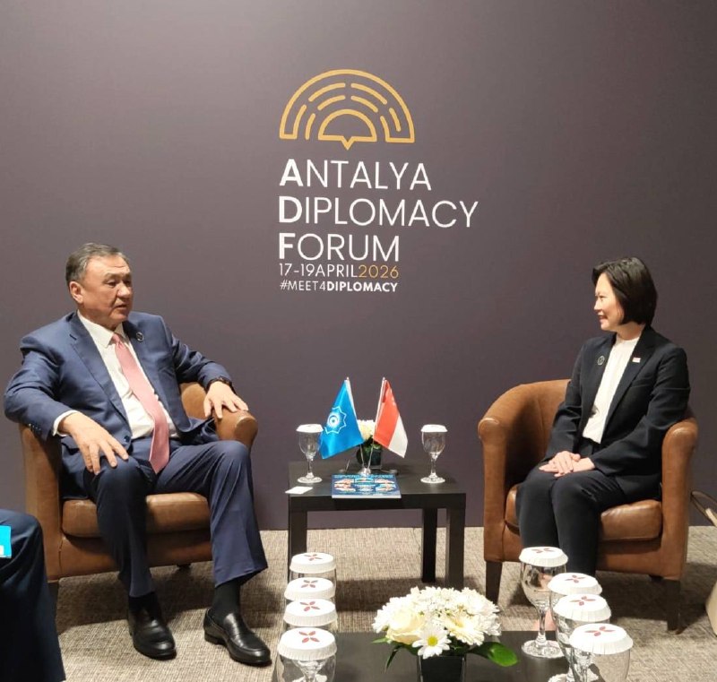 Turkic_States's tweet image. H.E. Ambassador @KubanOmurali, Secretary General of the Organization of Turkic States (OTS) on the margins of the 5th Antalya Diplomacy Forum #ADF had a bilateral meeting with H.E. Ms. Gan Siow Huang, the Minister of State for Foreign Affairs, Trade and Industry of Singapore on