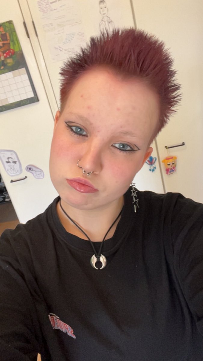 faggyfeelingss's tweet image. it’s my #phanniefriday comeback!!¡¡ dyed my hair yesterday and it was supposed to be like a dark wine red color but mixed too much blue and now I’m purple lmao but it looks good I don’t mind lmao AND I SAW THIS SPRINGS FIRST BEE TODAY🐝🌿