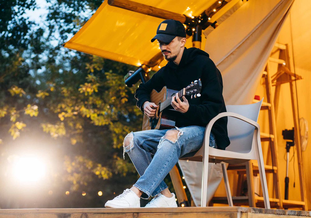 EDMRadioOficial's tweet image. From Studio to Stage: The Journey of a Chart-Topping Hit

As the heartbeat of the music world, we’re always tuned in to what’s trending, and thi...

edmradio.es/2025/01/08/fro…

#Beauty #Interviews #MusicIndustry