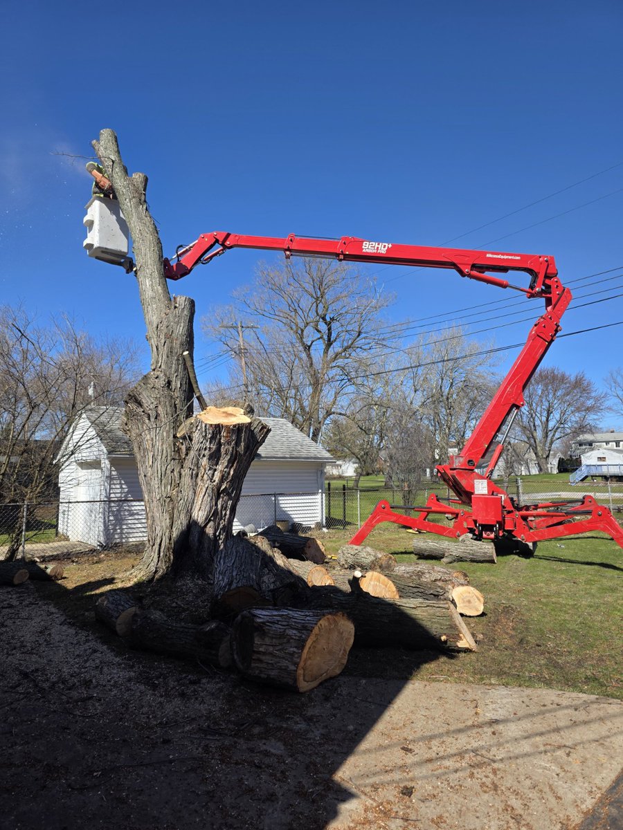 kdtrees_buffalo's tweet image. Not every tree comes down easily 🌳⚠️
When it’s big, heavy, and close to your home, precision matters.
We don’t just remove trees, we remove risks.
✅ Safe &amp;amp; controlled removal
📞 716-220-7282
#TreeRemoval #TreeSafety #Arborist #TreeService #TreeCareExperts #TreeCuttingExperts
