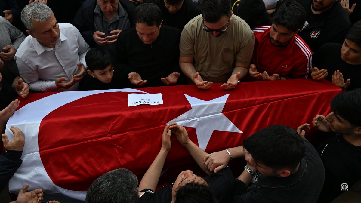 certifiedm4rtin's tweet photo. yirmi üç nisanda çocukların okula asması gereken bayrak bugün o çocukların üstüne serildi susmayın

#OkullardaKatliamaHayır
#SonDüdükÇocuklaraÇalmasın https://t.co/IPt3uICMzN