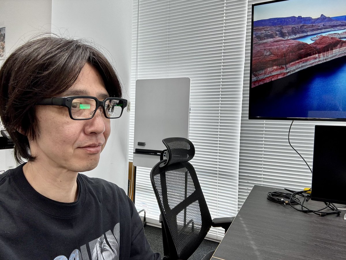 kuromitsu67's tweet photo. 久しぶりにYYProbe開発者の中村さんと再会。字幕表示システムの可能性についてとても刺激的な話ができました。2人で写真を撮り忘れたので、新しいメガネ型ディスプレイを体験させてもらった際の一枚をアップ。ケーブルもなければ重さも感じない。もはや普通のメガネです。 https://t.co/0ccZEvnro4