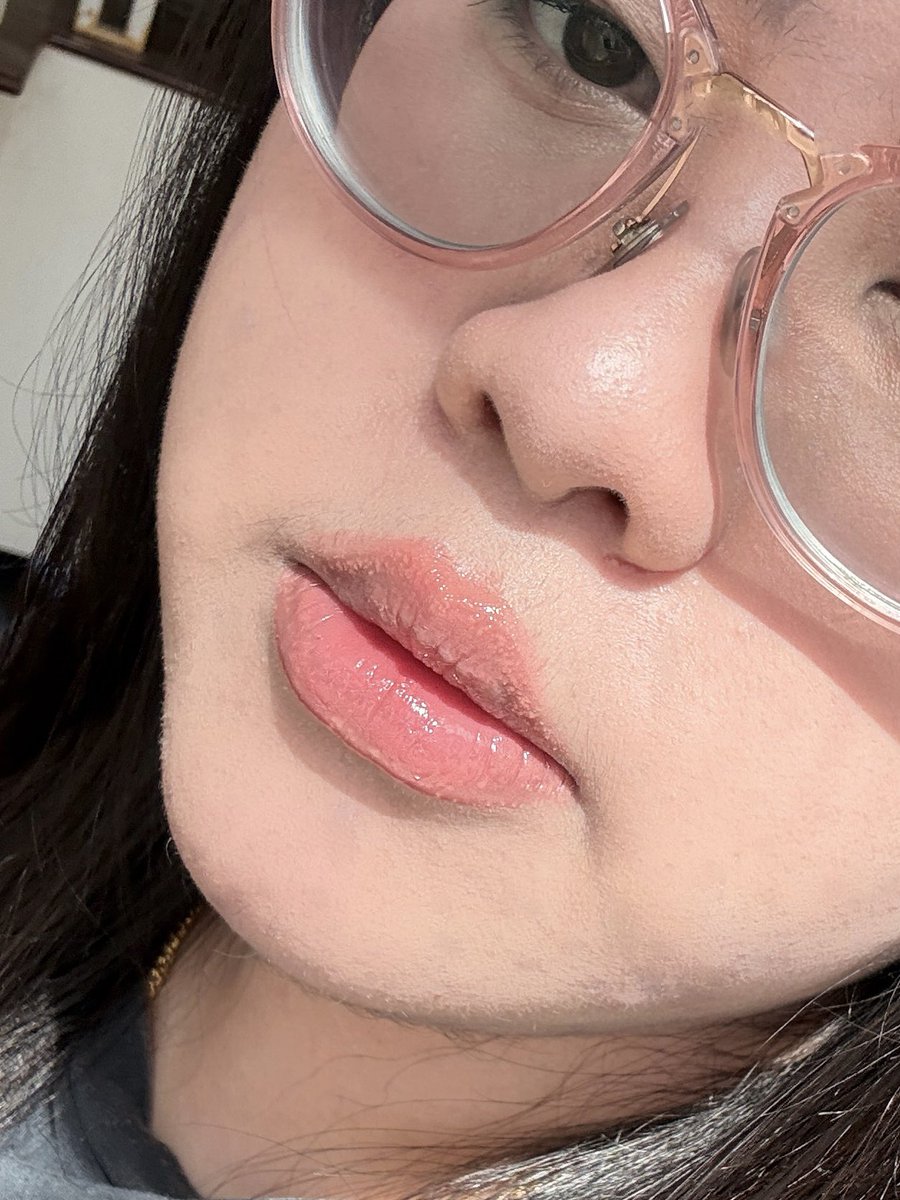 starry_review's tweet image. ลิปตัวนี้คือเกินคาดมาก Lip monster crystal pod ตัวใหม่ของ kate สีชมพูอมพีชใส ๆ ทาแล้วปากดูสุขภาพดีแบบไม่ต้องพยายาม ส่วนตัวเป็นคนปากแห้งง่าย แต่ตัวนี้ให้ฟีลฉ่ำวาว เบาสบาย แล้วความติดทนคือโอเคเลยนะ ลุคที่ได้คือธรรมชาติ ใสๆ ถ่ายรูปขึ้นกล้องสุดด✨ 

#Kate #Lipmonster #KATELipmonster