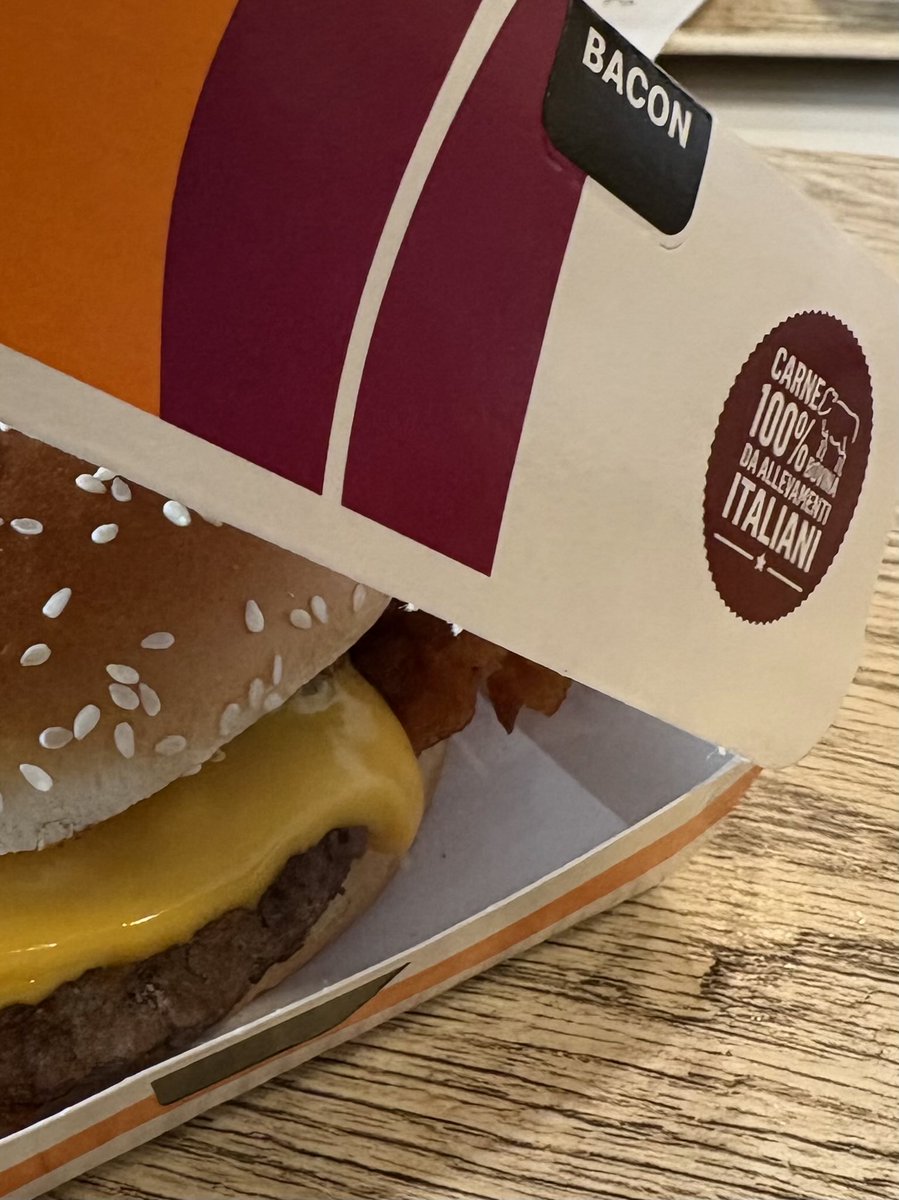 ymgci's tweet photo. ファンタに入っている1%のオレンジ果汁がイタリア産オレンジ100%だけでなく、イタリアのマクドナルドのハンバーガーもイタリア産牛肉100%。ハンバーガーの種類によるみたいですが。 https://t.co/gEMRxzljef