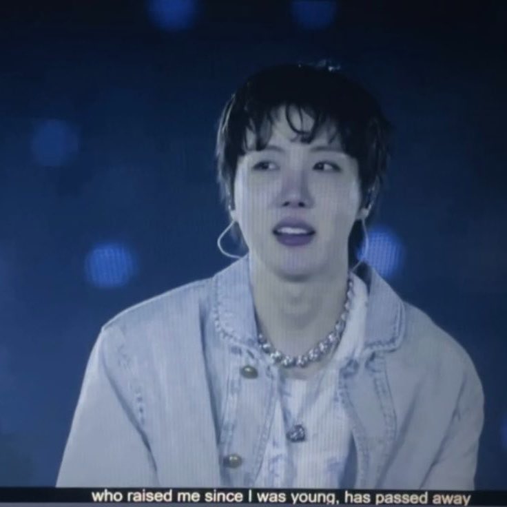 jm_dogs's tweet photo. hoseok falou sobre o falecimento de sua avó materna :(

quando o bts chegou no japao, ele recebeu a notícia da morte da avó, que o criou.. ele disse q estava agitado, mas os membros estão apoiando mt ele, fazendo os ensaios e agr c todo o show, ele está se sentindo melhor 🤍 https://t.co/JoBSP2Q9my