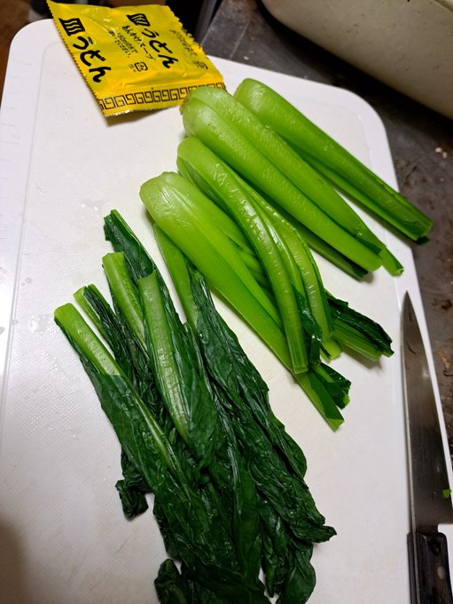 ジタバタと単行本作業。腰痛防止のために椅子から離れて体操したり台所仕事したり。一昨日買った小松菜を茹でて、さてどうしようかな。半分は冷凍して、もう半分は。皿うどんのスープが余っているから、豆腐とか卵で炒め物を作るとか?? 