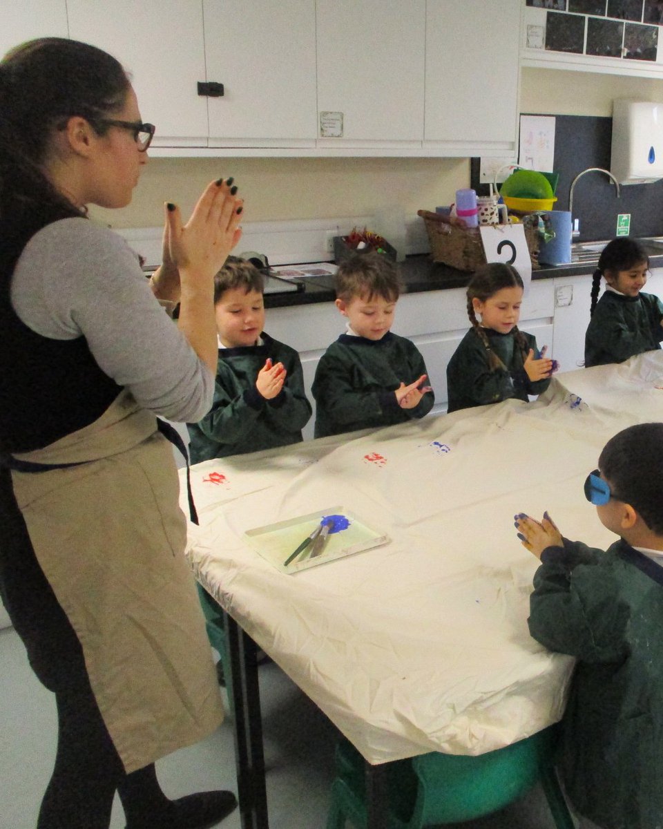 OaklandsSch's tweet image. Woodpeckers had a colourful and messy science session! 🎨✨

They explored colour mixing, creating secondary colours from primary ones by painting and rubbing their hands together. 
ow.ly/eO5l50YFyoA

#OaklandsSchool #Reception #ScienceClass #Loughton #OakTreeSchools