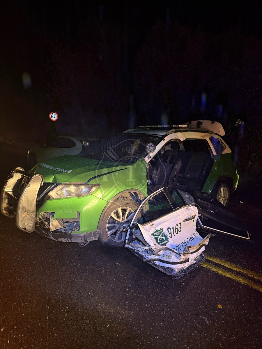 ChileRayz's tweet photo. 🔴Una carabinera resultó lesionada en una colisión entre una patrulla y un vehículo menor en la ruta Villarrica Licán Ray, en el sector Calfutue, hecho ocurrido aproximadamente a las 02:15 horas de la madrugada de este viernes.
*
Fotos: Primera Compañía Bomberos de Villarrica. https://t.co/t9qCjhSKJa