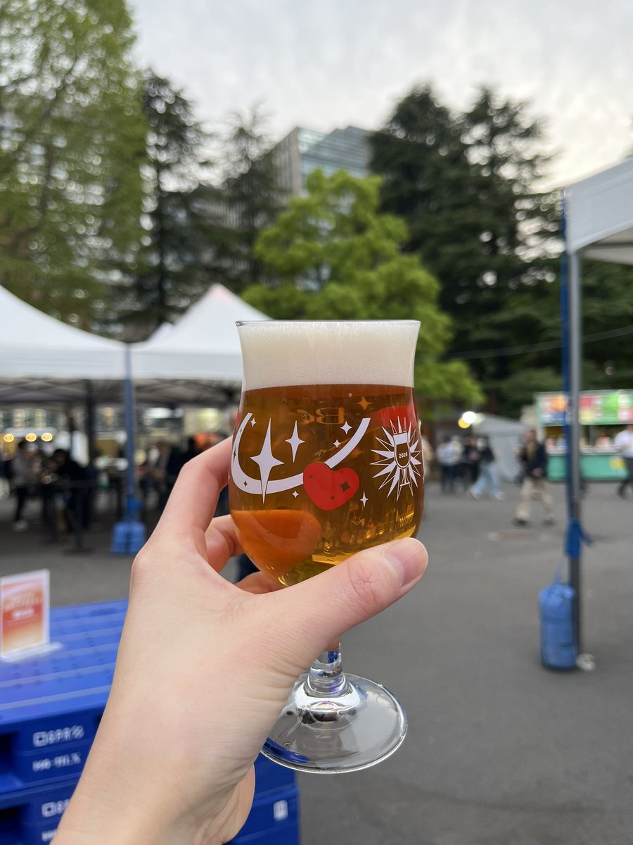 Kanataiui's tweet photo. 仕事帰りに日比谷公園のベルギービールウィークエンドへ
今年のグラスかわいい
ちょっと肌寒いけど楽しんだ🍺 https://t.co/3DBPoVJW5i