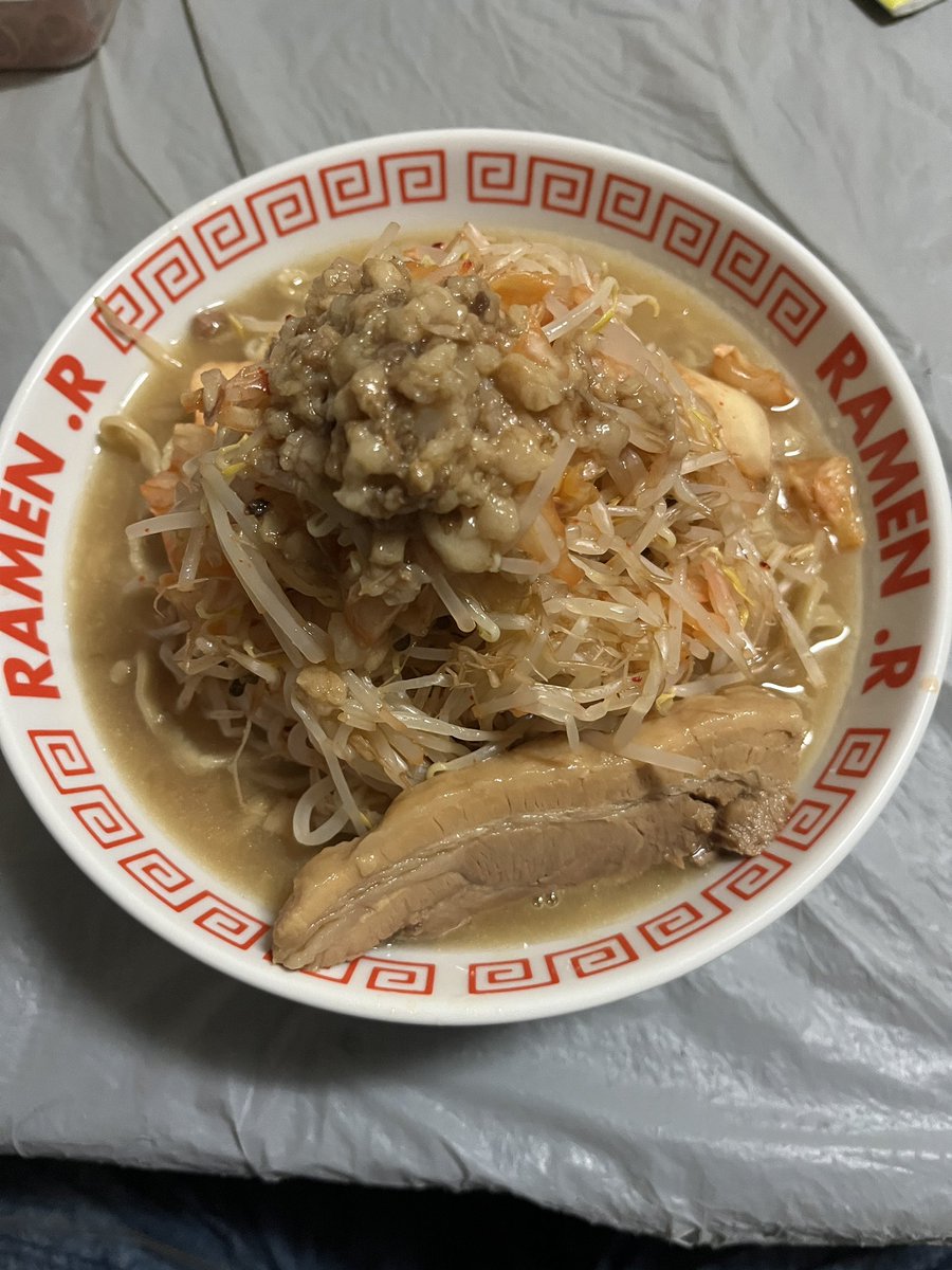 kamatamasmile's tweet photo. #本日のディナー 
#RAMEN_R 
#RAMENR 

RAMEN.R様の丼が届いたので
早速使ってみた🍜
もちろんRAMEN.R様の
冷凍ラーメン300
もやし2袋使ったけど
全然余裕の容量🫢
ロゴの位置が計算され過ぎている😆

ちょっと、、、
マチュリテ麺買いに行かないと📝 https://t.co/fZ2JxuLnBC