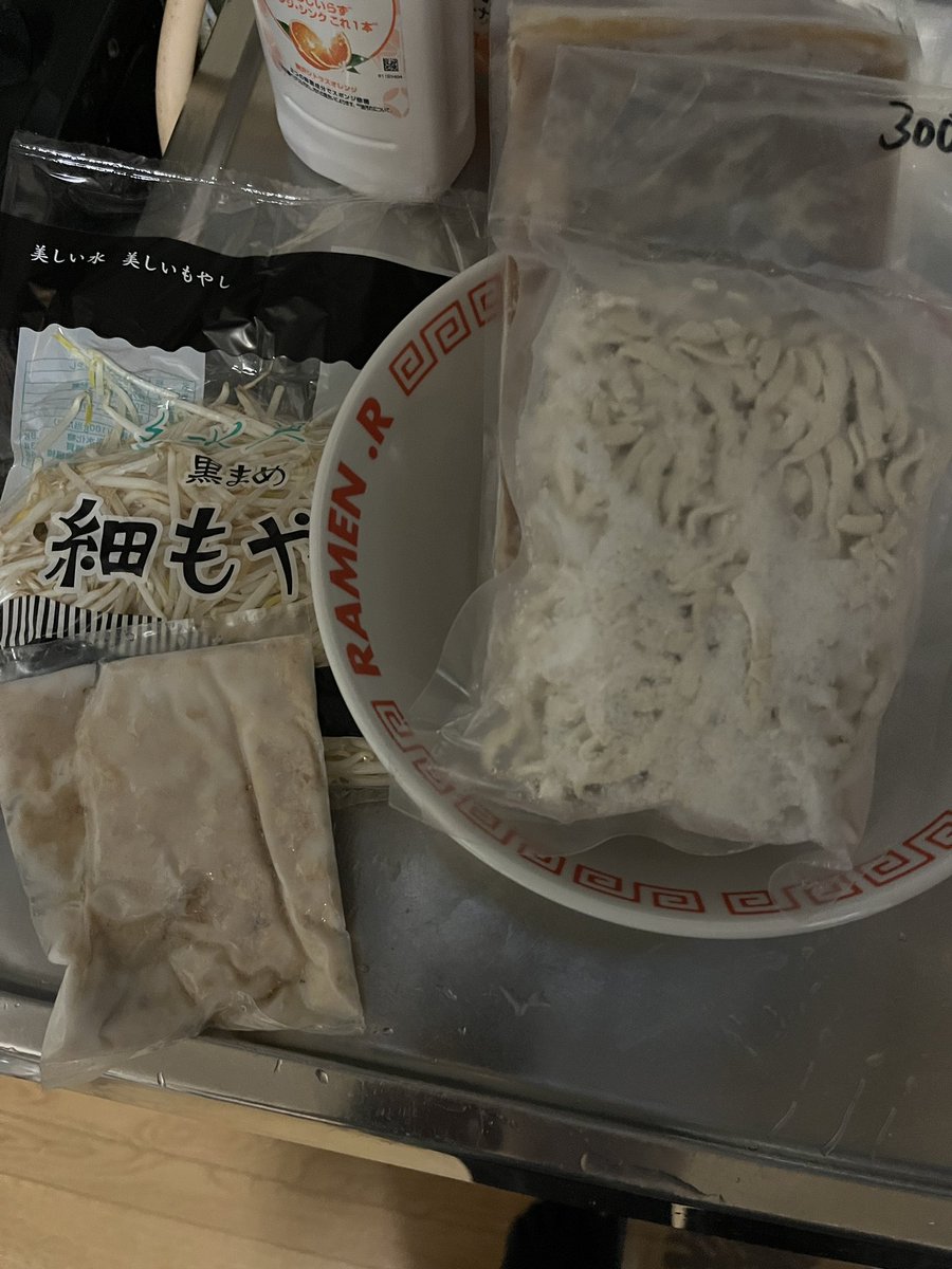 kamatamasmile's tweet photo. #本日のディナー 
#RAMEN_R 
#RAMENR 

RAMEN.R様の丼が届いたので
早速使ってみた🍜
もちろんRAMEN.R様の
冷凍ラーメン300
もやし2袋使ったけど
全然余裕の容量🫢
ロゴの位置が計算され過ぎている😆

ちょっと、、、
マチュリテ麺買いに行かないと📝 https://t.co/fZ2JxuLnBC