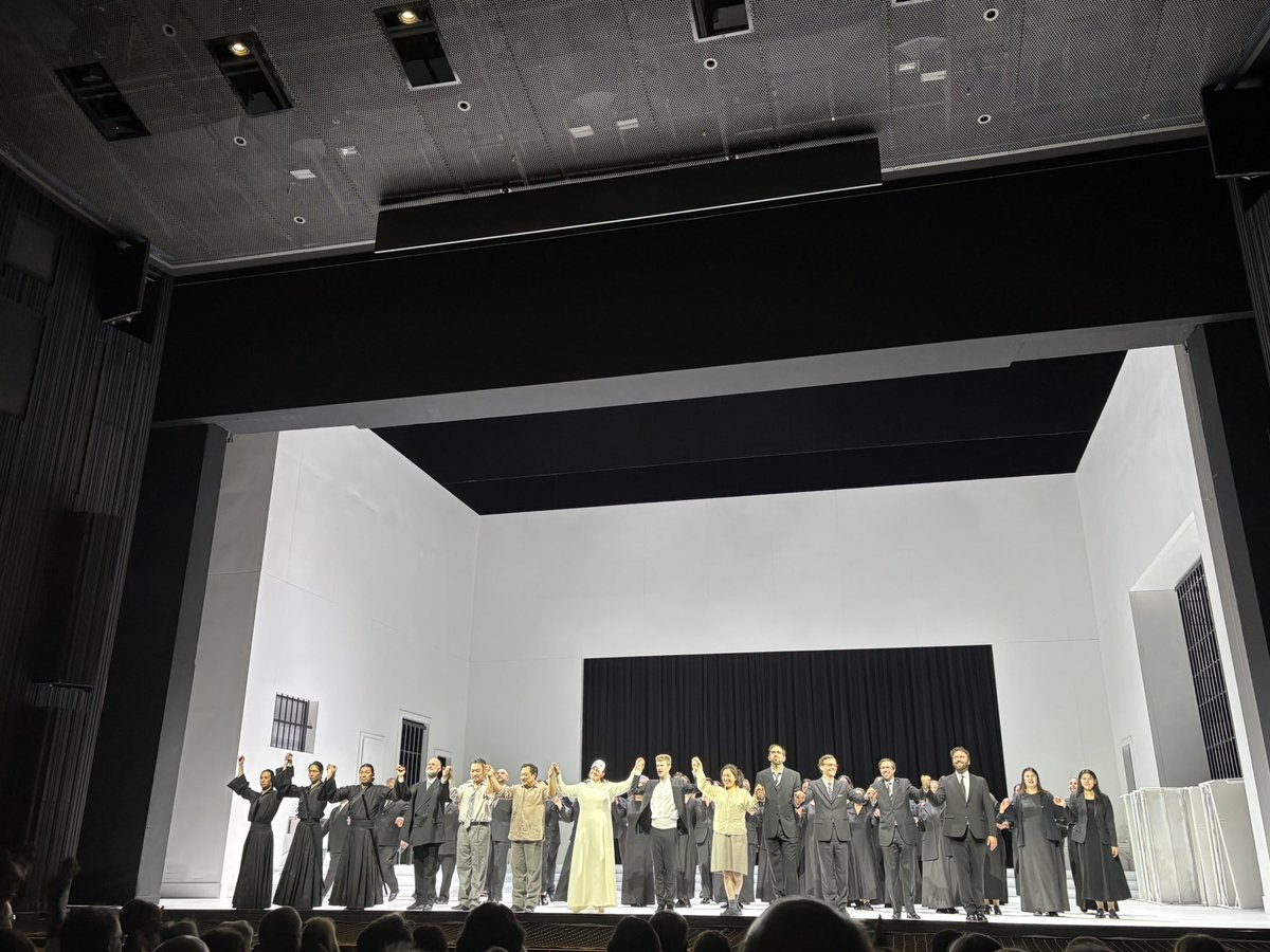 ManuelBrug's tweet photo. Konsequent ist sie: #AndreaBreth hat in der lieb- und schlusslosen #turandot @operfrankfurt ihre Zuchtmeisterin im kafkaesken 🇰🇵-Gulag gefunden. Das Singen ist passend unitalienisch, #thomasguggeis rückt #puccini konsequent in harte #schönberg-Nähe. 👍🥰 https://t.co/u0glOhgvBl