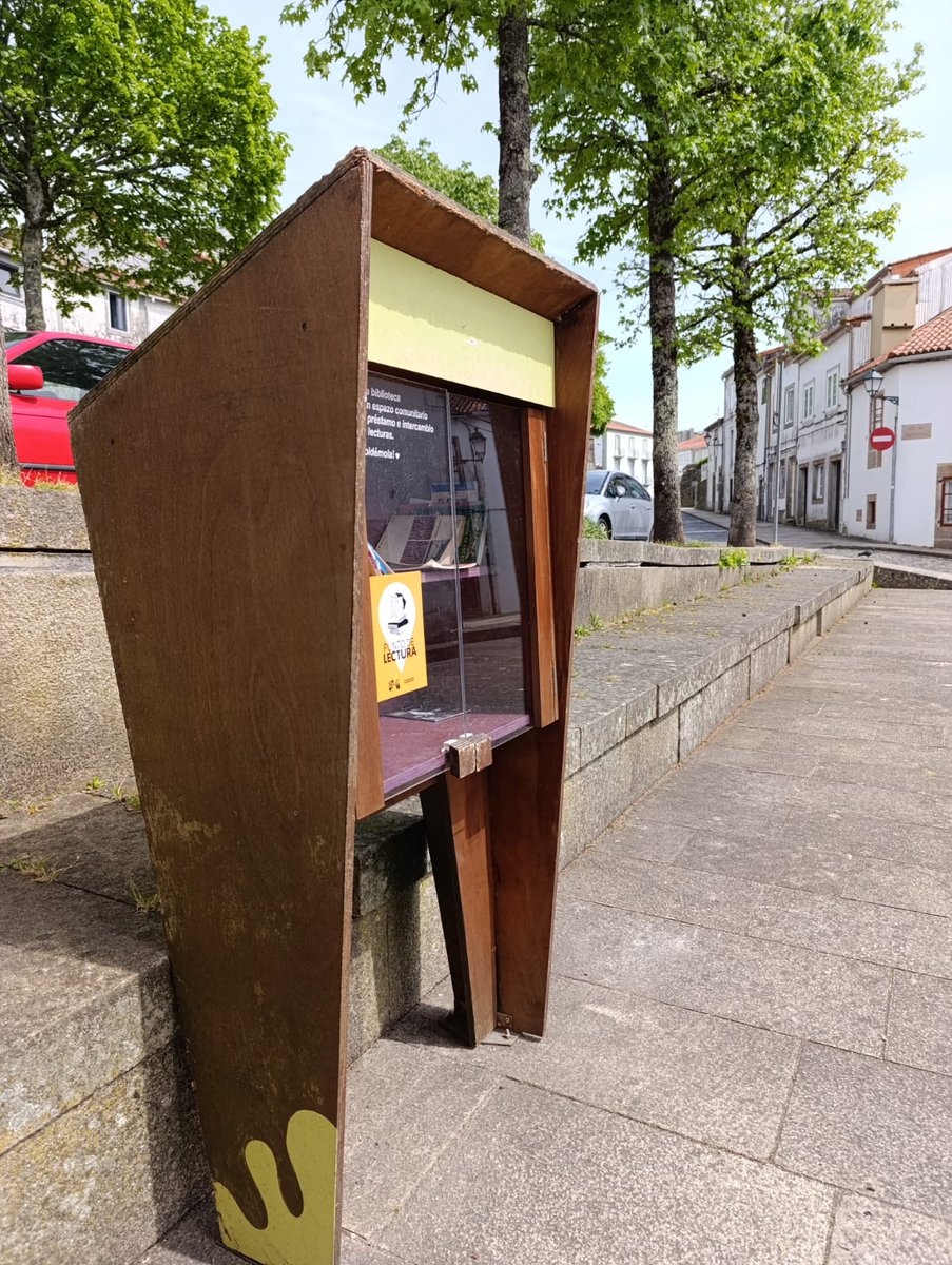 Onte uns mozos con aspecto de futuros graduados deronlle unha malleira a nosa biblio de rúa. 🤬
Hoxe a Brigada de Obras do noso Concello aplicoulle coidados e arranxos e volta a estar no seu lugar agardando por vós.
Moitas grazas pola celeridade <a href="/PazodeRaxoi/">Concello de Santiago</a>
