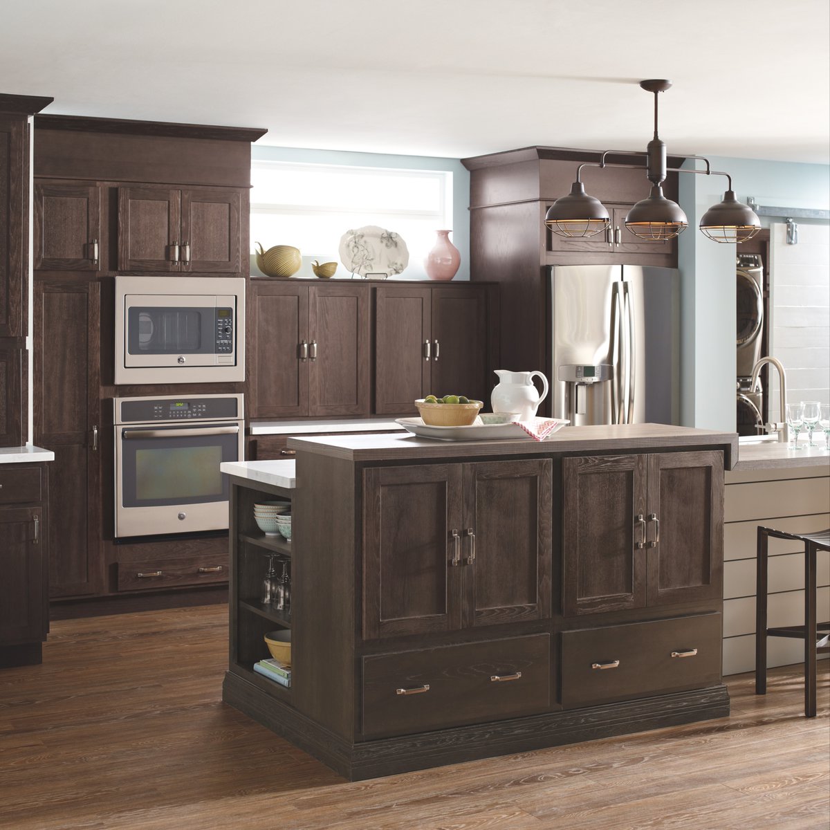 lps_direct's tweet image. Clean lines, rich finishes, and a layout that works. This is what it looks like when every detail is thought through, cabinetry, storage, flow, and function all coming together the right way.
#LPSDirect #KitchenDesign #LuxuryKitchen #DesignBuildFurnish