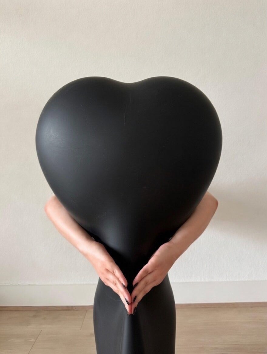 This heart is gorgeous🖤🖤🖤💚 Someone needs it and let’s end the heart challenge now  😂