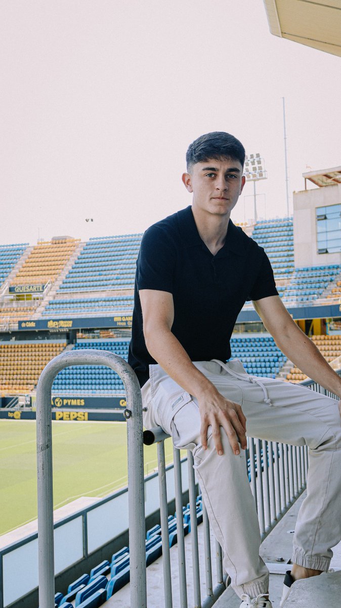 Alejandro Pérez Nebreda firma su primer contrato con el Cádiz CF

Ha destacado en el Cadete A con 24 partidos en División de Honor Cadete y ha dado el salto a categorías superiores, debutando con el Juvenil B y el Cádiz CF C Senior.

✍️cadizcf.com/noticias/aleja…
