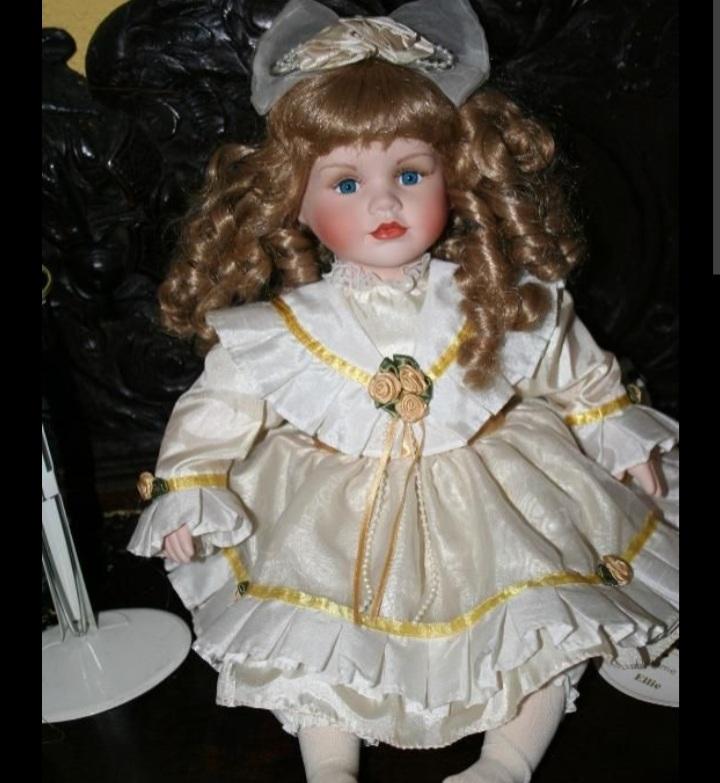 Yo creo que la quisieron hacer parecerse a una de estas muñecas q dan mal rollo, sin más.