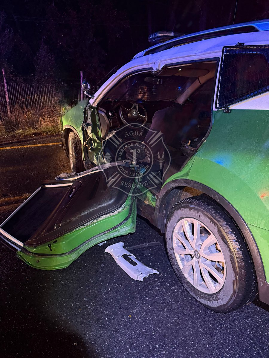ChileRayz's tweet photo. 🔴Una carabinera resultó lesionada en una colisión entre una patrulla y un vehículo menor en la ruta Villarrica Licán Ray, en el sector Calfutue, hecho ocurrido aproximadamente a las 02:15 horas de la madrugada de este viernes.
*
Fotos: Primera Compañía Bomberos de Villarrica. https://t.co/t9qCjhSKJa