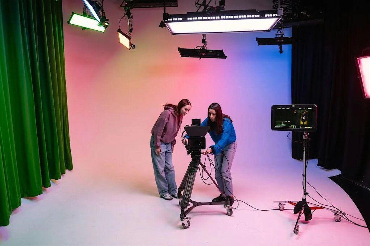 BIGSouthLondon's tweet photo. How can creative thinking drive real-world impact? 🎨💡

Join @KingstonSchArt's Industry Showcase 2026 for studio tours, expert insights &amp; collaboration opportunities across design, media &amp; more.

📆 9 June, 14:00 - 17:00
📍 @KingstonUni

Register here👇
https://t.co/py2yYhWhHF https://t.co/48WO8AGYL1