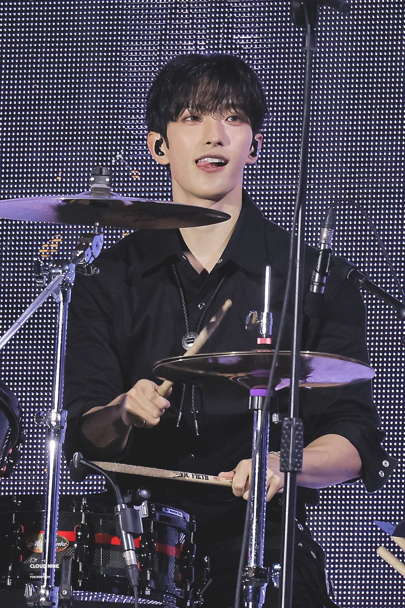 kyeomties's tweet photo. we really went from dummer to guitarist dokyeom 😭 he's unreal https://t.co/hGoGaHIlw5