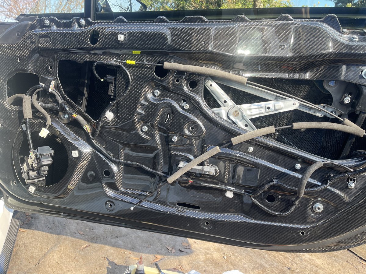 そういえばメーカー潰れたので言わしてもらいますけど低価格の軽量ドアマジで取り付け大変　修正だけならまだしも取り付けベースすら無い部品があるくらい　モニターで買ったけど定価で買った人はキレるレベル