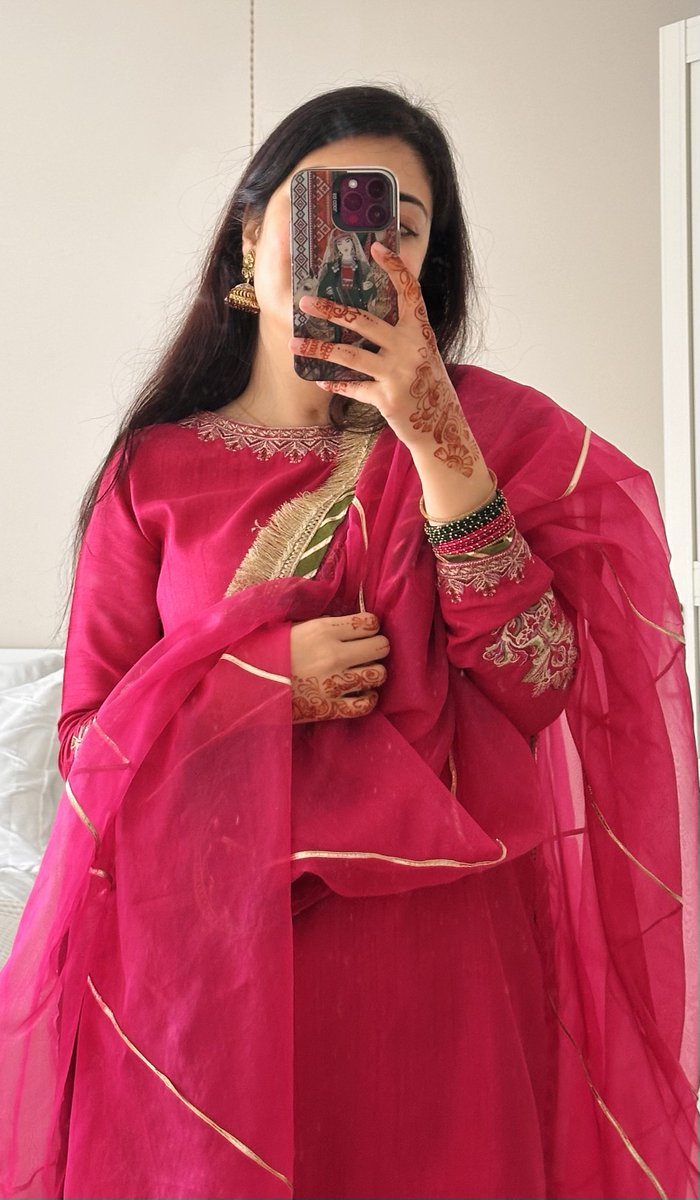 Aina Durkhanai آئینه درخانۍ tweet media