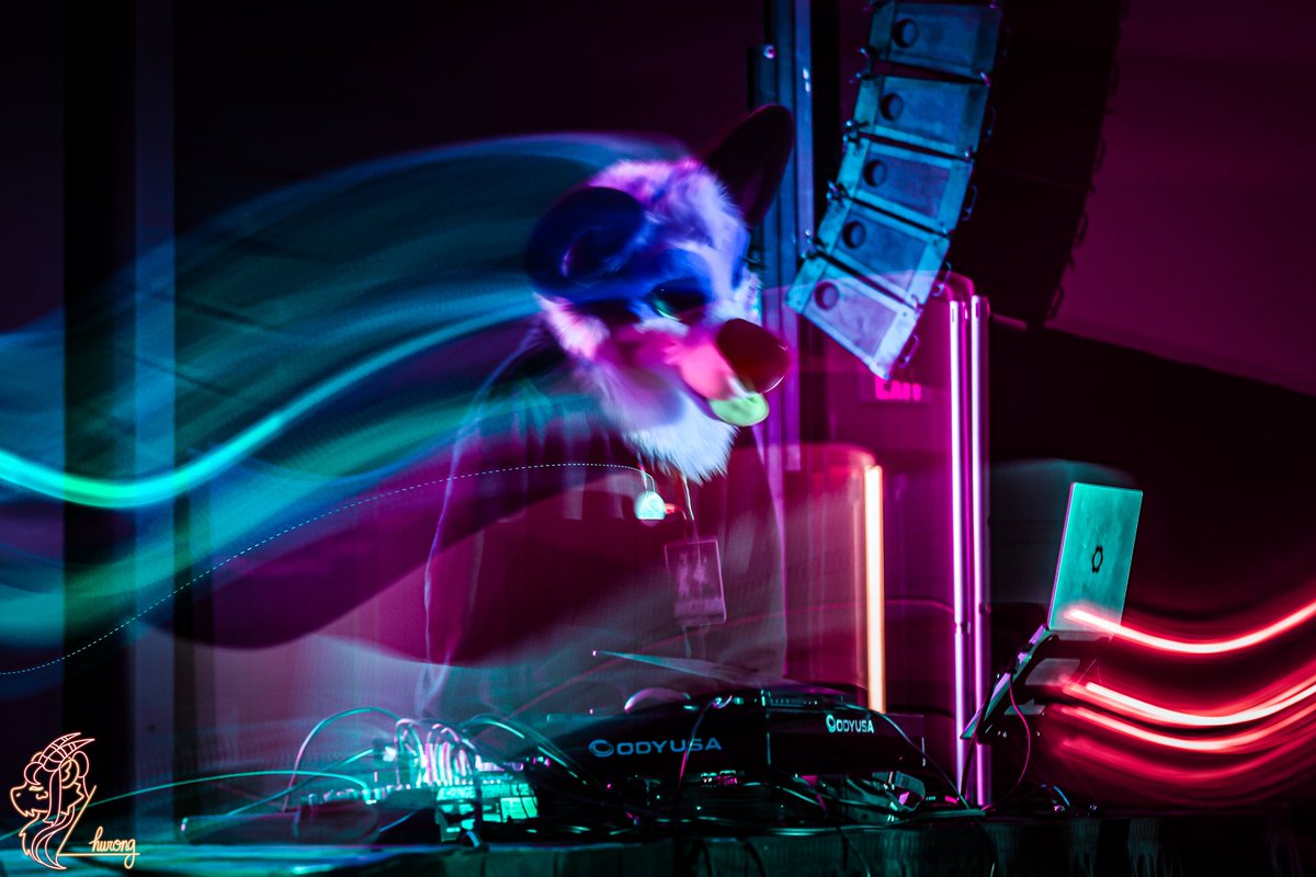 AxlDoggy's tweet photo. Did a crazy set at bewiskered. So much fun. Thanks to @ZhurongTheGoat for the sick photos. https://t.co/CclVVa9ds2