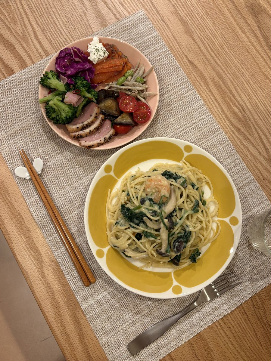 金曜日🍴なんと12月振りの夜パスタ部👩‍🍳💛たまには良いよね〜(パスタ全然食べない)久し振りにスモークサーモンも買っちゃった🎵好きなもの食べて、おつかれ金曜日🍷茄子とトマトのマリネが気に入った！ #おうちごはん