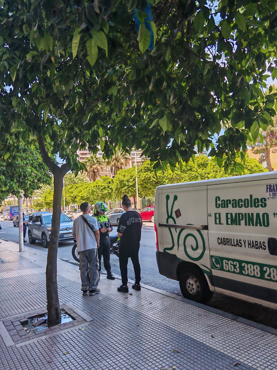 DavidZRH's tweet photo. A esto se dedica la policía local del @AytoHuelva y @PilarMirandaPlt un carril lleno de coches en doble fila para que los niños no anden, pero se multa al que está trabajando. https://t.co/qHbOXsHF87