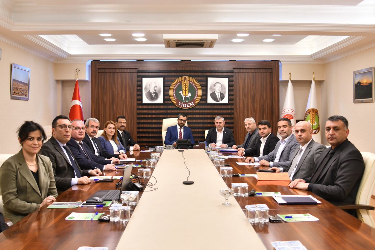TocBirSenGM's tweet photo. Tarım ve Ormancılık Hizmet Kolu'nun Yetkili Sendikası Toç Bir-Sen olarak, Kamu İşveren Heyeti ile imza altına aldığımız 8. Dönem Toplu Sözleşmesi gereği; 2026 yılı için Tarım İşletmeleri Genel Müdürlüğü (TİGEM) Personeline verilecek olan Koruyucu Giyim ve Donanım Malzemelerine ilişkin tavan fiyatları tespit etmek amacıyla 17/04/2026 tarihinde TİGEM Toplantı Salonu'nda komisyon toplantısı gerçekleştirdik.

Komisyon tarafından yapılan değerlendirmeler sonucunda, TİGEM Personeline 2026 yılı için "Koruyucu Giyim ve Donanım Malzemelerinin” alımı amacıyla 14.000 gösterge rakamı karşılığı tutarda alışveriş çeki verilmesine karar verilmiştir. 

@tigemgovtr Personeline Hayırlı Olsun.