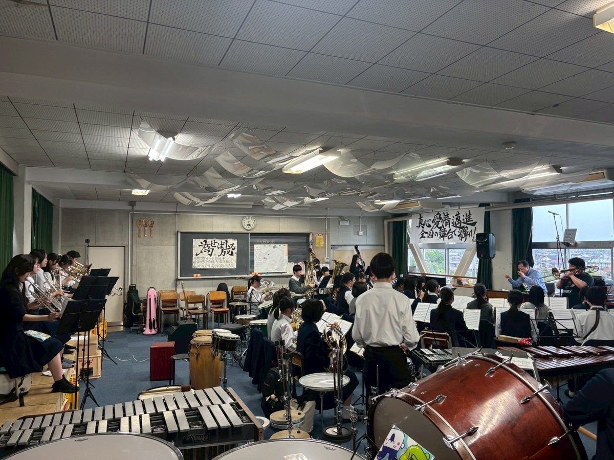koshikitaband's tweet photo. 今日は本校吹奏楽部定期演奏会でゲストとして迎える、藤原功次郎先生のレッスンがありました！✨
自分達にはない音のパワフルさや音の繊細さを間近で感じることができ、とても貴重な経験となりました🎶
是非皆様も5月10日の定期演奏会にて、藤原先生の音を堪能してください🌟 https://t.co/RmFByyDh8H