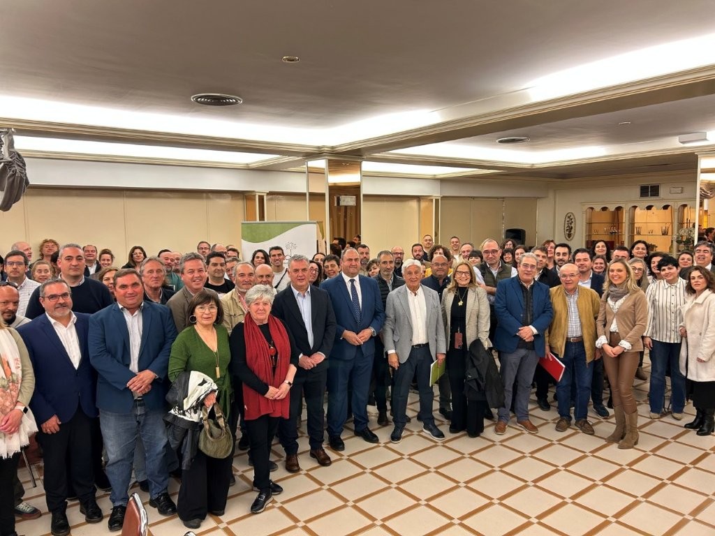 RECAMDER's tweet image. 👉#RECAMDER llevará la voz del medio rural de Castilla-La Mancha a #Bruselas para exigir que se mantenga la financiación del programa #LEADER y se apueste por el futuro de nuestros pueblos.
✅También se entregarán las más de 4.000 firmas recogidas.
ℹ️tinyurl.com/mv7tm8c9