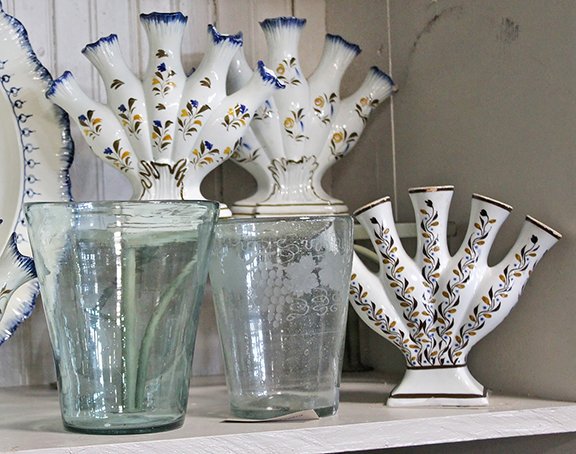 AntiqueDigest's tweet image. At the Virginia Antiques Expo: Richard Moore brought these 18th-century decorated Prattware five-finger vases priced at $375 each. The flip glasses were tagged $200 and $175. maineantiquedigest.com/stories/the-vi… #antiques #antique #Prattware #glass #glasses #antiqueshow #show #Virginia