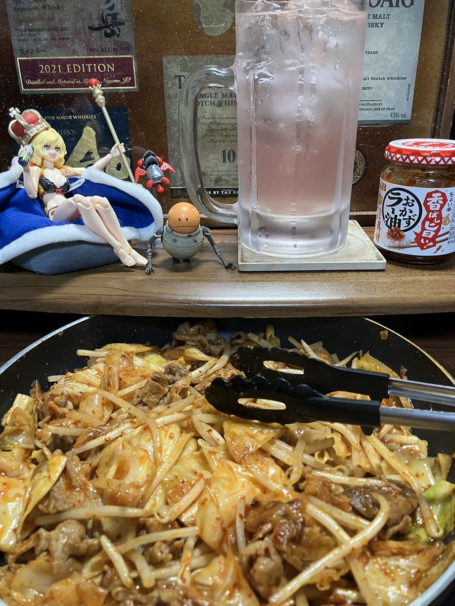 #晩酌
休日2日目の夜が更けていく
豚コマ肉にざく切りキャベツともやし
食べるラー油で炒める

🫅うむ、若干キャベツが硬いのう