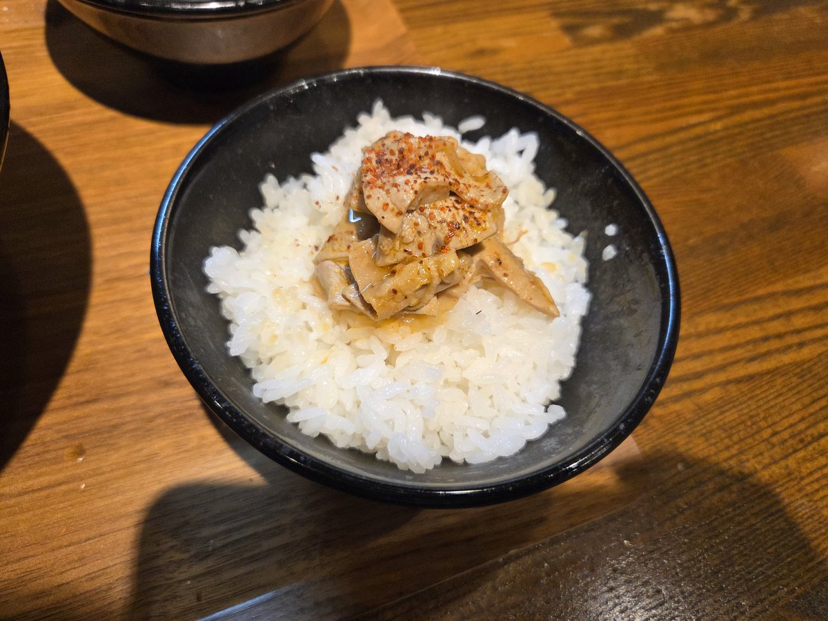 中山商店さん限定の、
"牛モツ焦がし炒め味噌ラーメン"

味噌のコクと牛モツの旨味の相性がヤバ過ぎて旨過ぎ。とろとろの牛モツは口の中ですぐ溶けちゃう。今回は肉増にしたけど足りなった😫‼️隣の方が肉増増？しててその手があったかと後悔😭

牛モツ沢山食べたい人は是非😆✨‼️