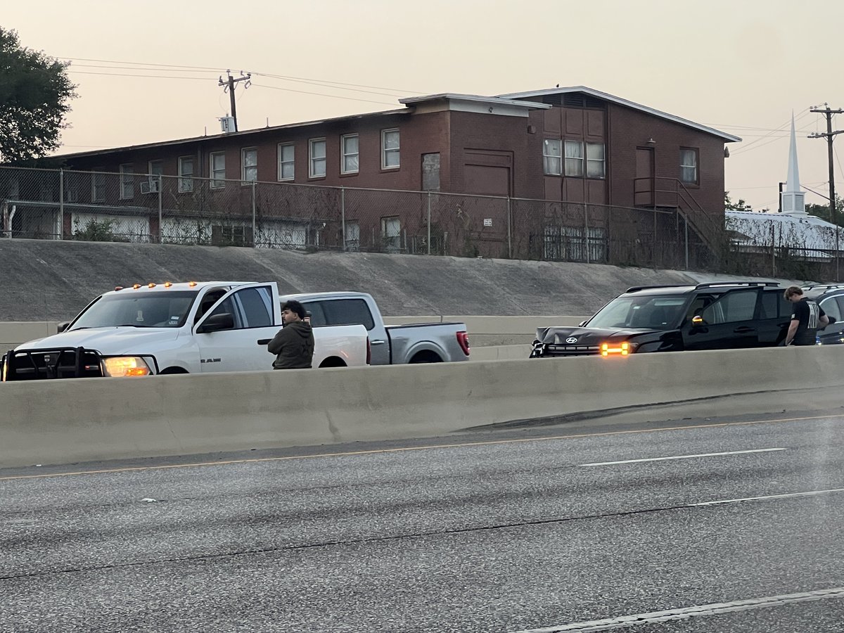 Downtown 5-vehicle crash on 35 NB at Nogalitos. Left lane BLOCKED #SanAntonio