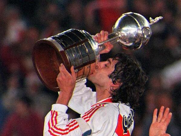 Enzo Francescoli kissing the Libertadores Cup, 1996.