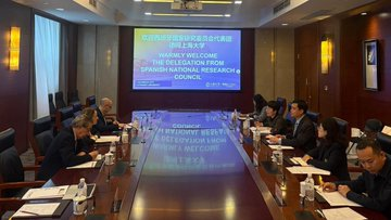 ChinaEnEsp's tweet image. 🤝 La presidenta del #CSIC inicia un viaje de trabajo a China para reforzar la colaboración con instituciones científicas.

📷 Hoy se ha reunido con la Universidad de Shanghái, la Universidad Jiao Tong de Shanghái y el Centro de Excelencia en Ciencias Moleculares de las Plantas.