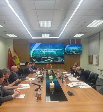 ChinaEnEsp's tweet image. 🤝 La presidenta del #CSIC inicia un viaje de trabajo a China para reforzar la colaboración con instituciones científicas.

📷 Hoy se ha reunido con la Universidad de Shanghái, la Universidad Jiao Tong de Shanghái y el Centro de Excelencia en Ciencias Moleculares de las Plantas.