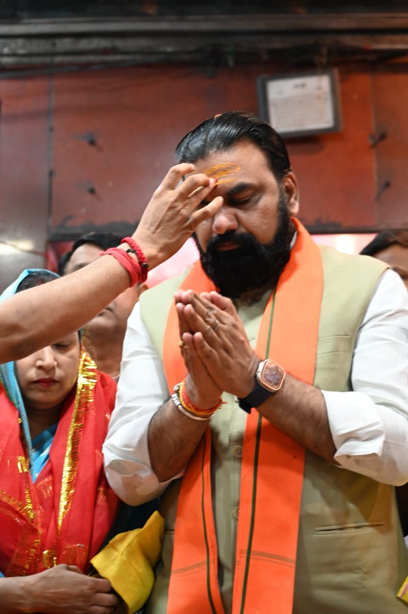 BJP4Bihar's tweet image. मा. मुख्यमंत्री श्री @samrat4bjp जी ने सोनपुर स्थित सुप्रसिद्ध बाबा हरिहरनाथ मंदिर में दर्शन-पूजन कर प्रदेश की सुख-समृद्धि एवं जनकल्याण की कामना की।

आस्था के इस पावन क्षण में बिहार के विकास, सुशासन और जनहित के प्रति उनकी दृढ़ प्रतिबद्धता स्पष्ट झलकती है।

#NDA4Bihar #NewBihar