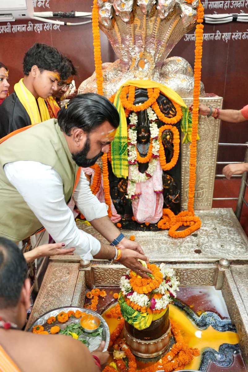 BJP4Bihar's tweet image. मा. मुख्यमंत्री श्री @samrat4bjp जी ने सोनपुर स्थित सुप्रसिद्ध बाबा हरिहरनाथ मंदिर में दर्शन-पूजन कर प्रदेश की सुख-समृद्धि एवं जनकल्याण की कामना की।

आस्था के इस पावन क्षण में बिहार के विकास, सुशासन और जनहित के प्रति उनकी दृढ़ प्रतिबद्धता स्पष्ट झलकती है।

#NDA4Bihar #NewBihar