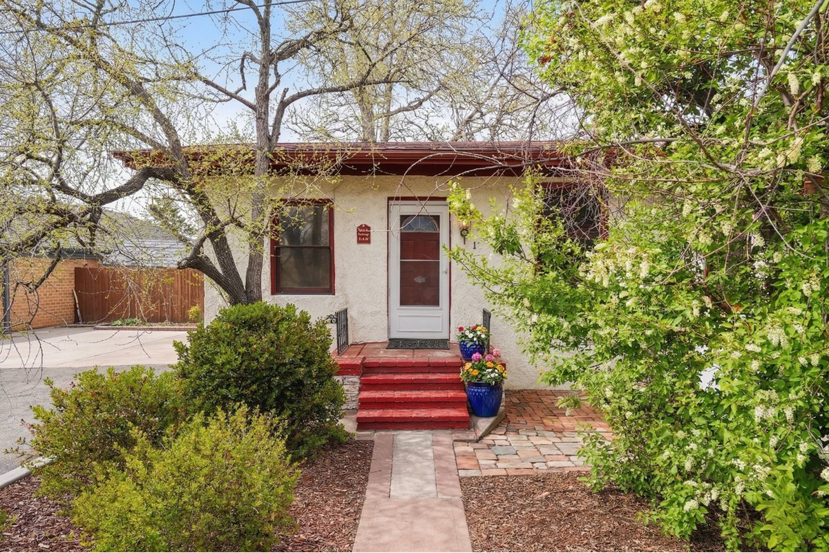 COListings_'s tweet image. Imagine enjoying sunsets over Sloan's Lake from your private deck, hosting BBQs in your spacious backyard, and cooking in an updated kitchen with mountain views. This home offers the perfect Denver lifestyle! Want a tour? Call 720-637-1404. Thoughts?