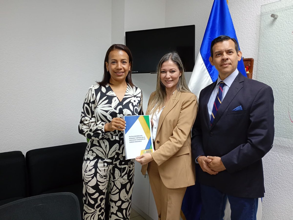 AHERenovable's tweet photo. La AHER se reunió con la Secretaría de Derechos Humanos, donde se entregó la Política de Derechos Humanos de la Asociación para el sector de energía renovable. Reafirmamos nuestro compromiso con su promoción e integración en el sector. 🌱⚡ https://t.co/WuSArhL4Om