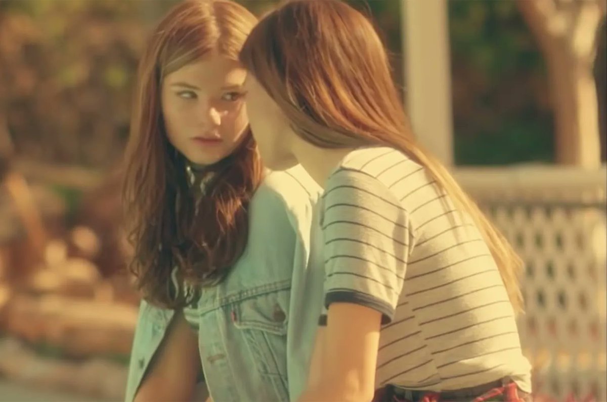 vcs notaram q lésbica no audiovisual geralmente usa listras? um historiador (pastoureau) fala q desde a idade média a listra marca qm tá fora da norma. virou código visual de transgressão e intelecto p quem subverte o sistema. provalvemente por isso a lorena usa muito #loquinha